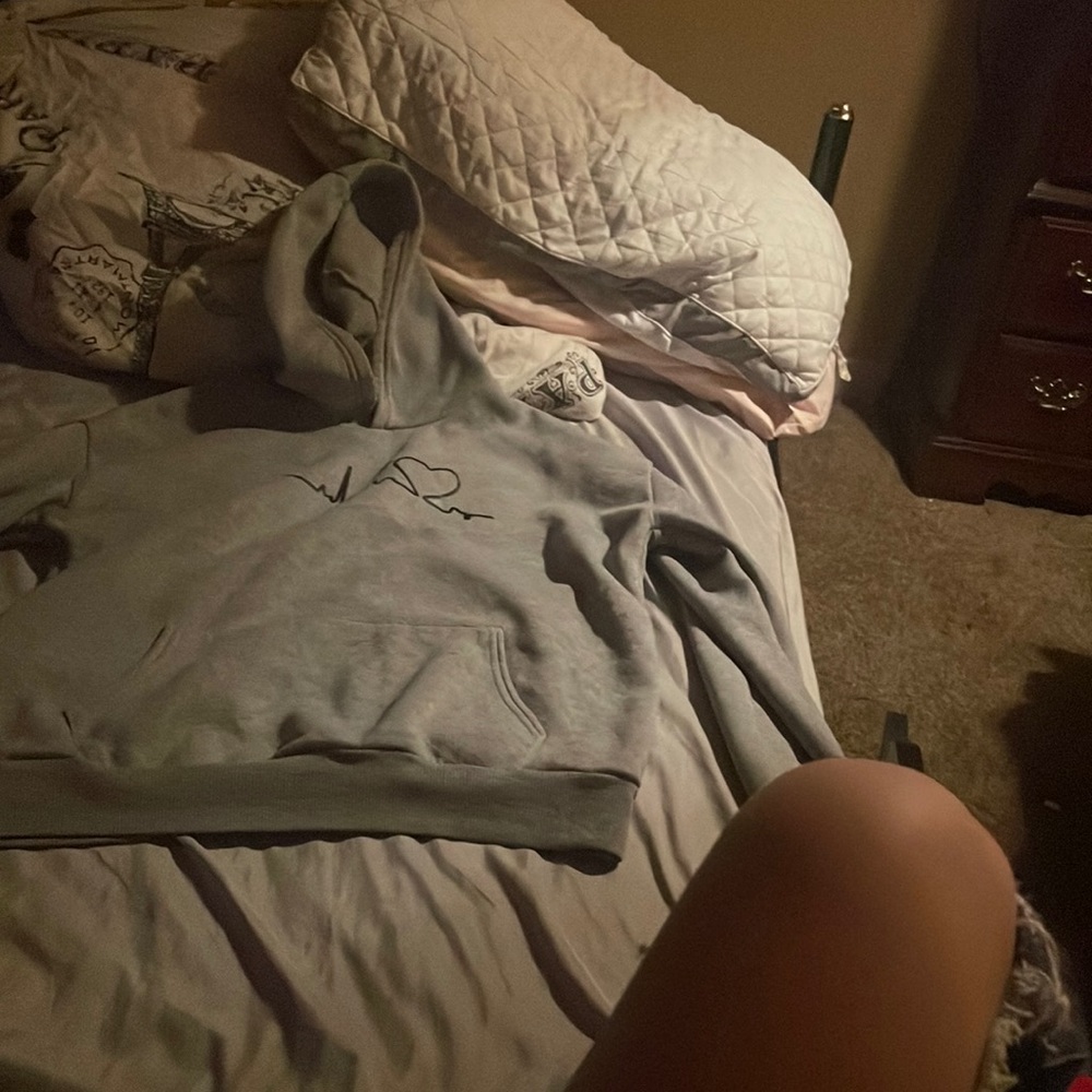 I wore it like once so it’s like brand new it’s grey size large.